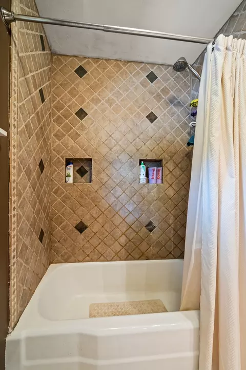 Bath - 113 31st Ave, Moline, IL 61265 photo 3 of 3