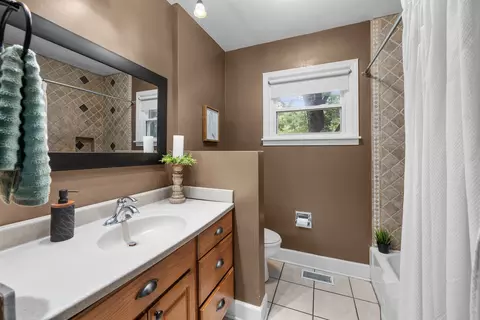 Bath - 113 31st Ave, Moline, IL 61265 photo 1 of 4
