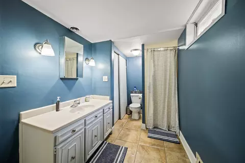 Bath - 113 31st Ave, Moline, IL 61265 photo 2 of 3