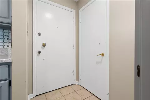 Entry Way - 5300 Carriageway Dr #207, Rolling Meadows, IL 60008 photo 2 of 3