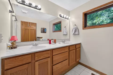 Bath - 337 N Wild Cherry Dr, Dixon, IL 61021 photo 3 of 5