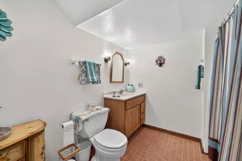Bath - 337 N Wild Cherry Dr, Dixon, IL 61021 photo 5 of 5