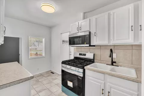 Kitchen - 3224 40th St, Moline, IL 61265 photo 2 of 4