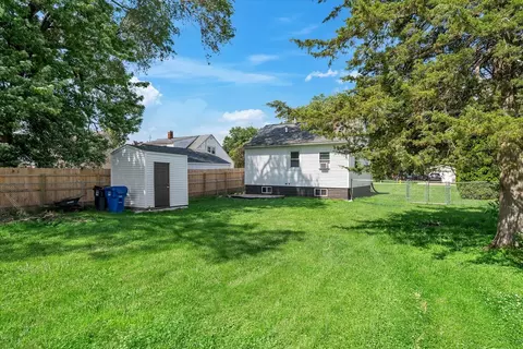 Exterior - 3224 40th St, Moline, IL 61265 photo 6 of 7