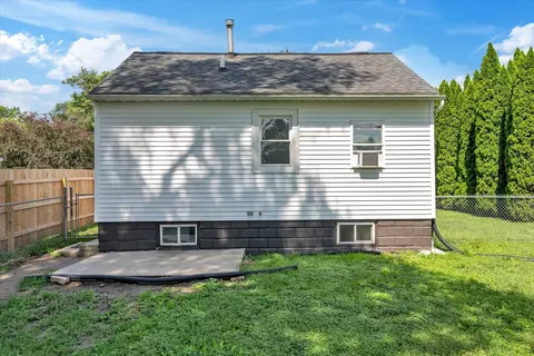 Exterior - 3224 40th St, Moline, IL 61265 photo 5 of 7