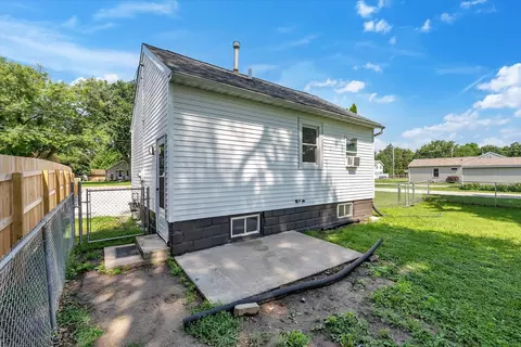 Exterior - 3224 40th St, Moline, IL 61265 photo 4 of 7