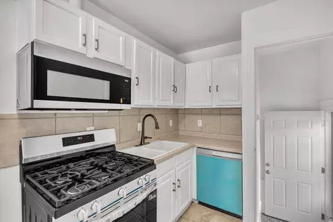 Kitchen - 3224 40th St, Moline, IL 61265 photo 1 of 4