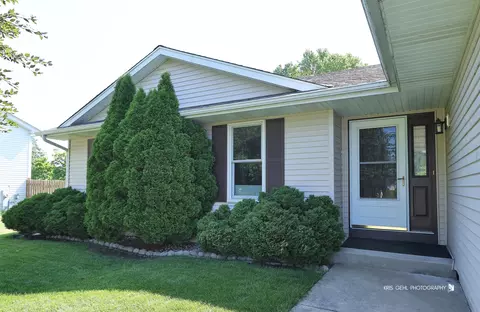 608 Wimbleton Trl, Mchenry, IL 60050 photo 2