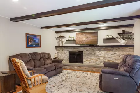 Living - 1124 Crane Dr, Sleepy Hollow, IL 60118 photo 2 of 4