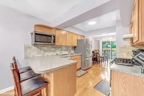 Kitchen - 411 Hickory Dr #411, Wheeling, IL 60090 photo 3 of 4