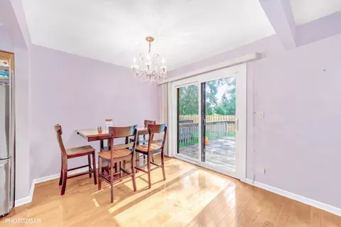 Dining - 411 Hickory Dr #411, Wheeling, IL 60090 photo 2 of 4
