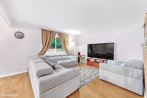 Living - 411 Hickory Dr #411, Wheeling, IL 60090 photo 2 of 3