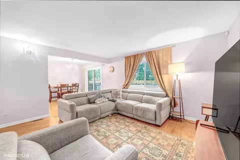 Living - 411 Hickory Dr #411, Wheeling, IL 60090 photo 1 of 3