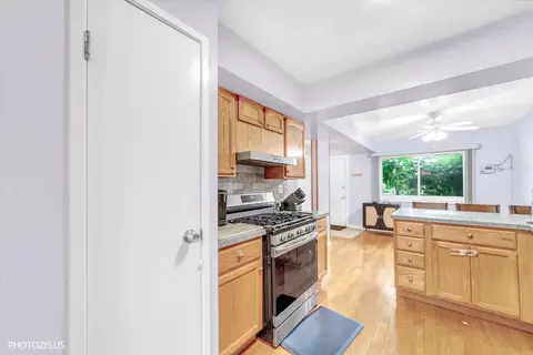 Kitchen - 411 Hickory Dr #411, Wheeling, IL 60090 photo 4 of 4
