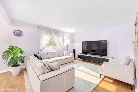 Living - 411 Hickory Dr #411, Wheeling, IL 60090 photo 3 of 3