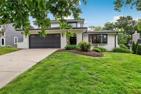 8448 Clynderven Rd, Burr Ridge, IL 60527