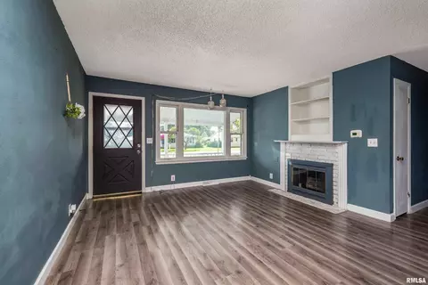 3823 15th St, Moline, IL 61265 photo 3