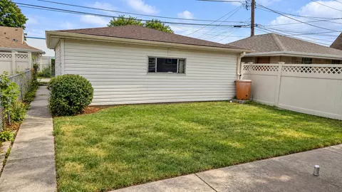 Exterior - 7226 W 60th Pl, Summit, IL 60501 photo 3 of 4