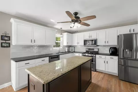 Kitchen - 2004 Oakdale Estates Dr, Plainfield, IL 60586 photo 1 of 2