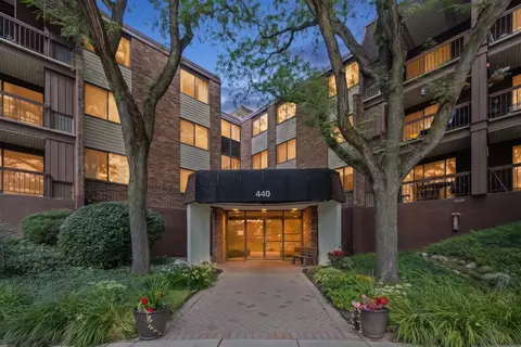 440 Raintree Ct #3S, Glen Ellyn, IL 60137