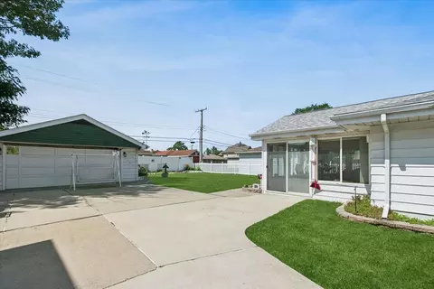 Exterior - 7821 W 73rd Pl, Bridgeview, IL 60455 photo 3 of 4