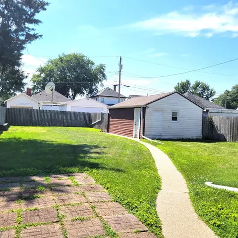 411 39th St, Moline, IL 61265 photo 32