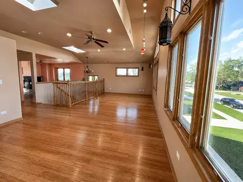 Living - 7332 Beloit Ave, Bridgeview, IL 60455 photo 4 of 9