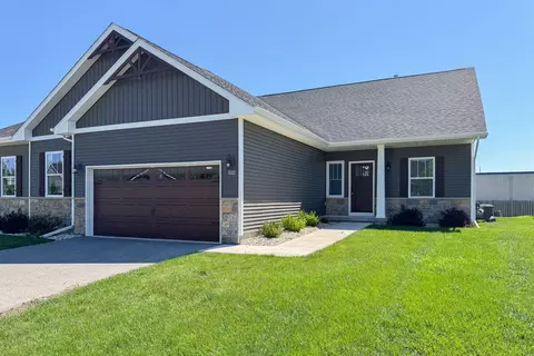 532 Anjali Ct #R, Sycamore, IL 60178