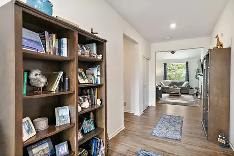 Entry Way - 6706 Killala Dr, Mchenry, IL 60050 photo 2 of 4