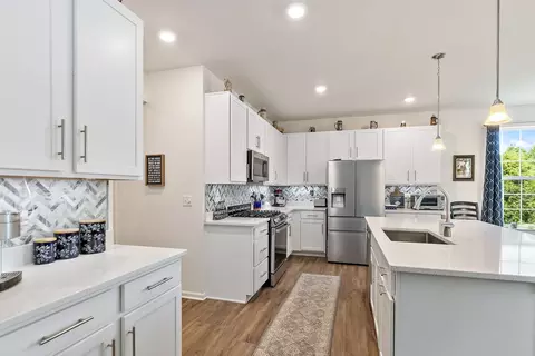 Kitchen - 6706 Killala Dr, Mchenry, IL 60050 photo 2 of 5