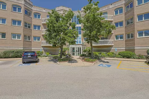 170 Manchester Dr #305, Buffalo Grove, IL 60089