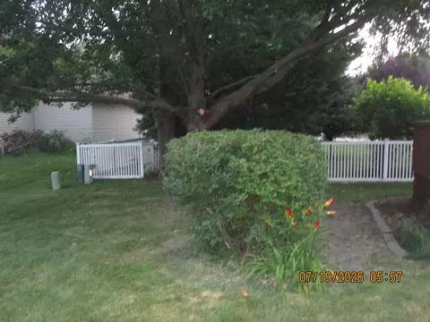 Exterior - 1911 Chestnut Hill Rd, Plainfield, IL 60586 photo 7 of 11