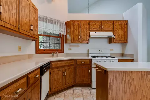 Kitchen - 1911 Chestnut Hill Rd, Plainfield, IL 60586 photo 2 of 3
