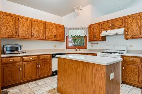 Kitchen - 1911 Chestnut Hill Rd, Plainfield, IL 60586 photo 1 of 3