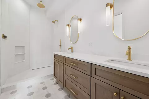 Bath - Undisclosed, Chicago, IL 60657 photo 1 of 4