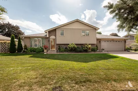 8611 W 75 St, Justice, IL 60458
