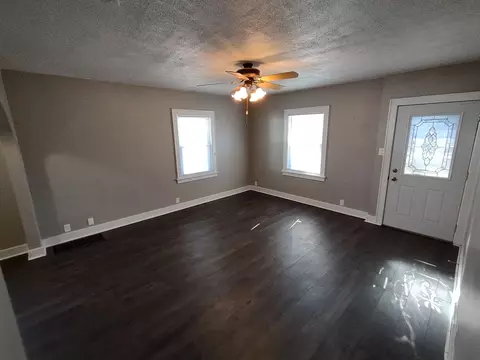 Living - 912 Douglas St, Morris, IL 60450 photo 1 of 2