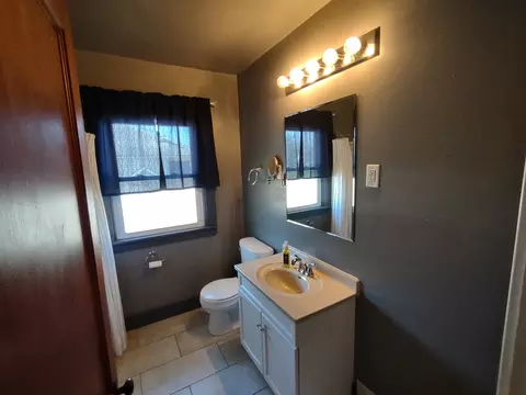 Bath - 912 Douglas St, Morris, IL 60450 photo 1 of 2