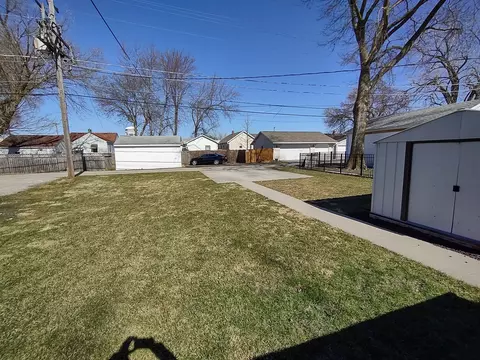 Exterior - 912 Douglas St, Morris, IL 60450 photo 3 of 5