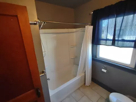 Bath - 912 Douglas St, Morris, IL 60450 photo 2 of 2