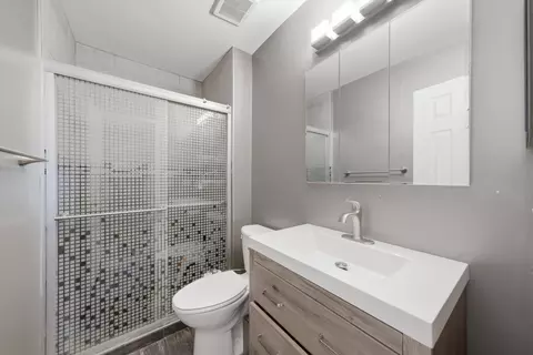 Bath - 701 Bayberry Dr, Bartlett, IL 60103 photo 2 of 3