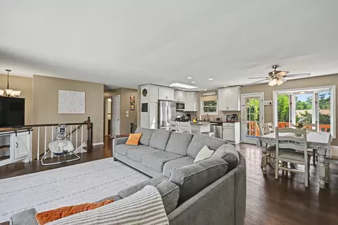 Living - 15329 Maple Dr, Oak Forest, IL 60452 photo 1 of 3