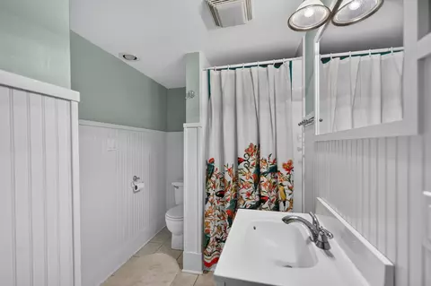 Bath - 1010 Evergreen St, Wheaton, IL 60187 photo 2 of 2