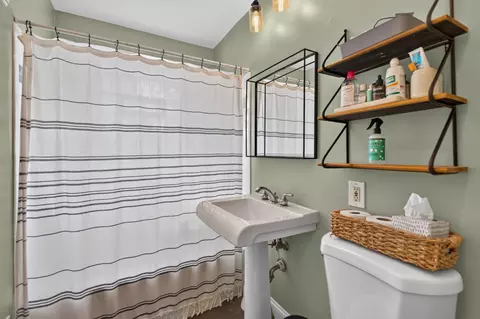 Bath - 1010 Evergreen St, Wheaton, IL 60187 photo 1 of 2