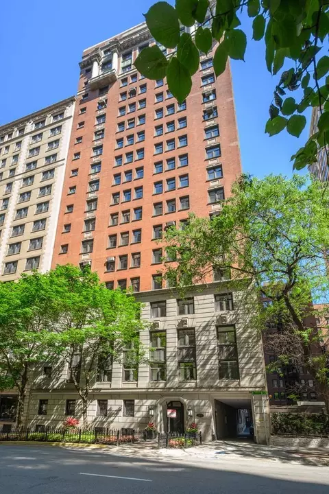 222 E Chestnut St #11B, Chicago, IL 60611