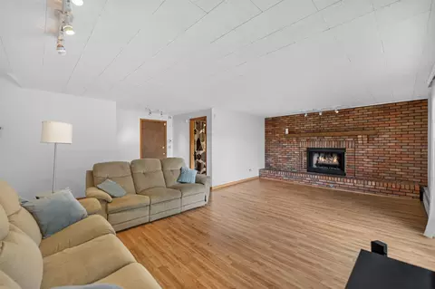 Living - 4506 Magnolia Dr, Rolling Meadows, IL 60008 photo 4 of 7
