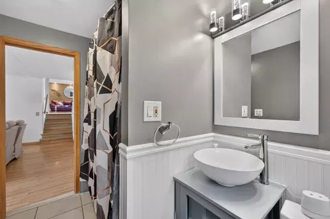 Bath - 4506 Magnolia Dr, Rolling Meadows, IL 60008 photo 2 of 3