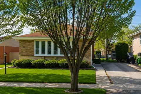 4639 Howard St, Skokie, IL 60076