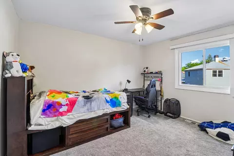 Bedroom - 664 Claridge Cir, Hoffman Estates, IL 60169 photo 1 of 5
