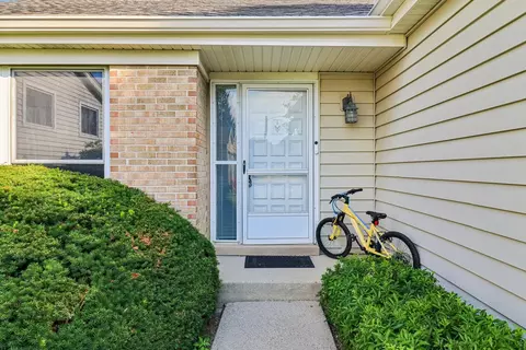 Exterior - 664 Claridge Cir, Hoffman Estates, IL 60169 photo 2 of 4